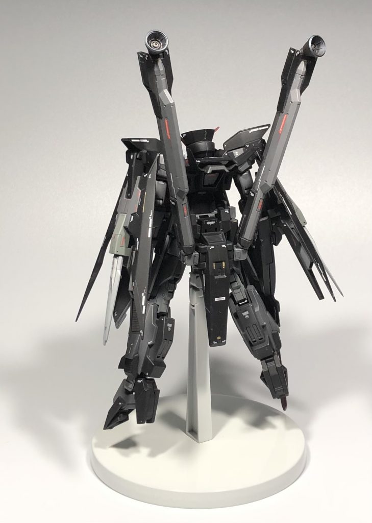 背後のブースターは、GNアーチャーの背面基部に、24thセンチュリーウエポンズのロングバレルを組合せて作りました。