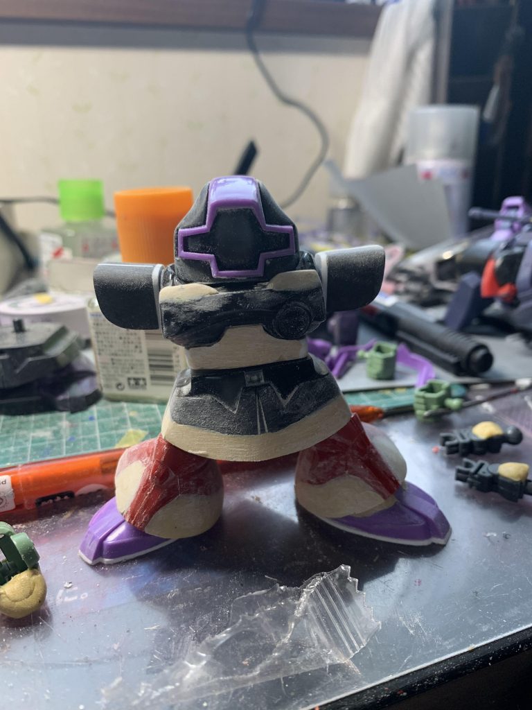 制作中の一枚。脛は太史慈ドムを使いたかったんですが、手に入らなかったので、形状がなんとなく似ていたEXサザビーの脛を使用してました。制作中にリサイクルショップを覗いたらアザルトキングダムのドムを発見。一緒に太史慈ドムも発見、購入しましたがほぼ加工せずに使えたので、アザルトキングダムの方を採用しました✨