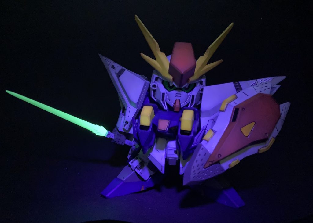 ブラックライトで夜光塗料の発光表現