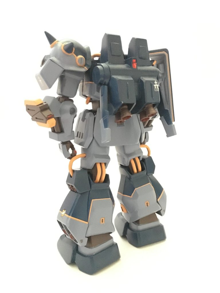 背面。バックパックはかなり大型化しています。ハッタリも効かせつつ、形状も雰囲気を掴めていると思います。ラピーテープを貼ったセンサーがアクセントとなっています。