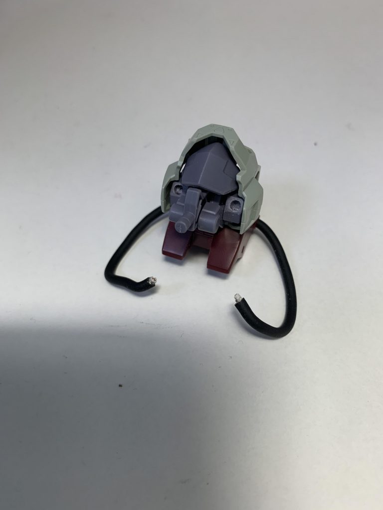 獅電のバックパックから導線を通してザクの動力供給パイプのようなものを再現しました。穴が空いている部分はシリンダーがあった箇所です。