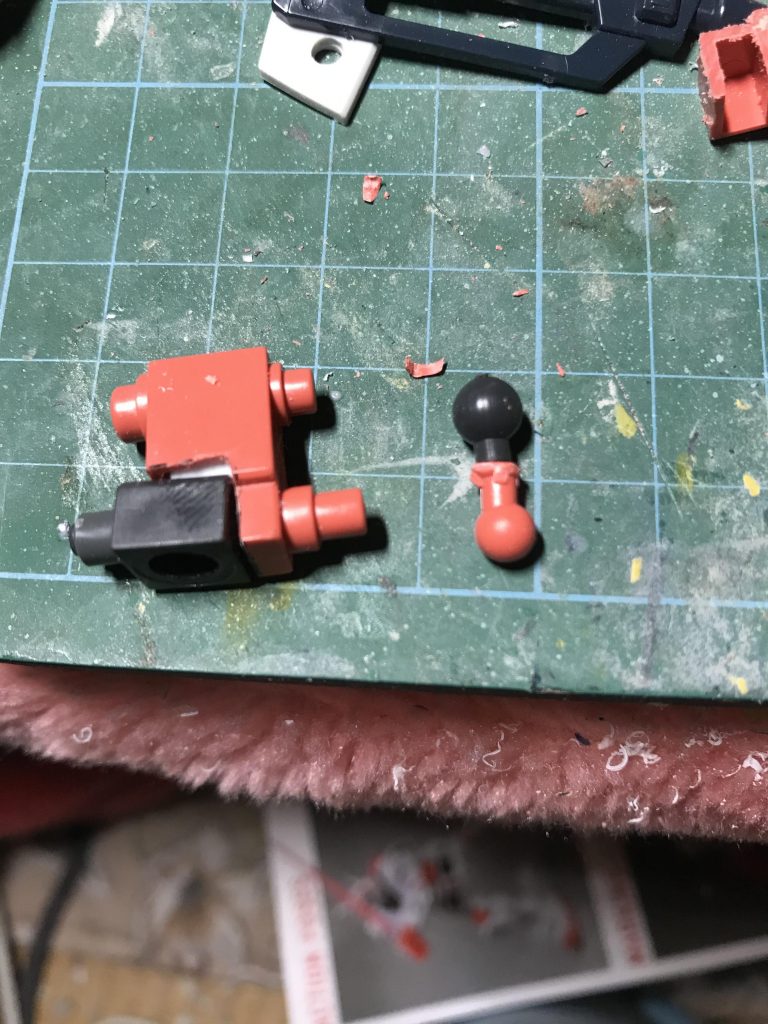 設置をよくするために、ボールジョイント利用して足首はダブルボールジョイントの2重関節にしています。ついでにココで2mmほど足長になるように作ってます♪