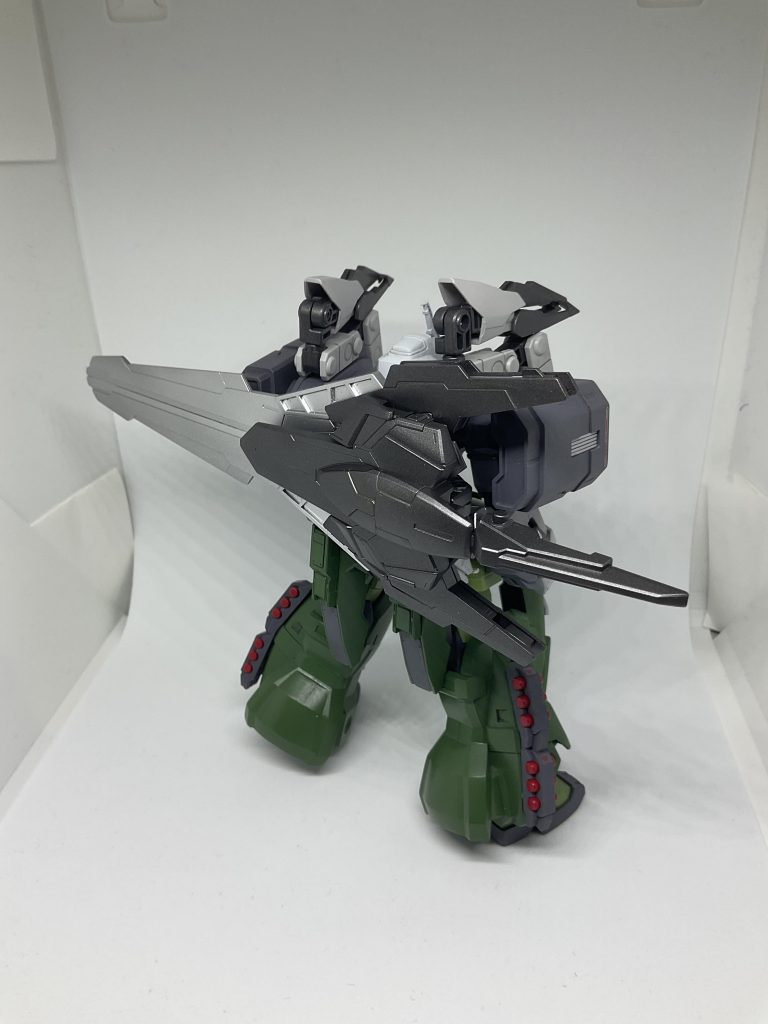 前後から。胸部メガ粒子砲のほか両手足のミサイルポッドや背面の大剣、両肩のクローが主な武装です。またAGE3を使っているので分離機構があるのですが今のところ使い道はありません。