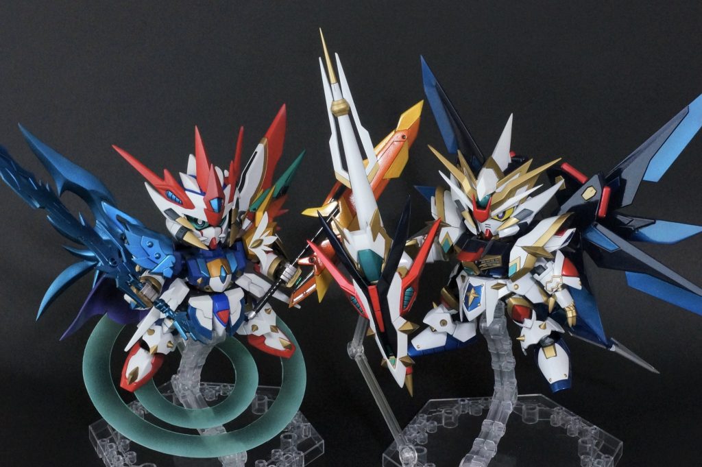 デスティニーと一緒に。以上、騎士ストフリパワーアップバージョンでした。念願だったサポートメカと、映える大型武器を作れて満足です!それでは…次回を待て!