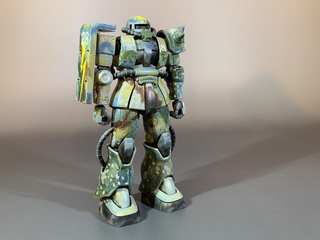 ナンバリングと稲妻マークを書き込んで完成。元ネタの画稿の中で迷彩ザクはこの写真のように直立ポーズなのです。