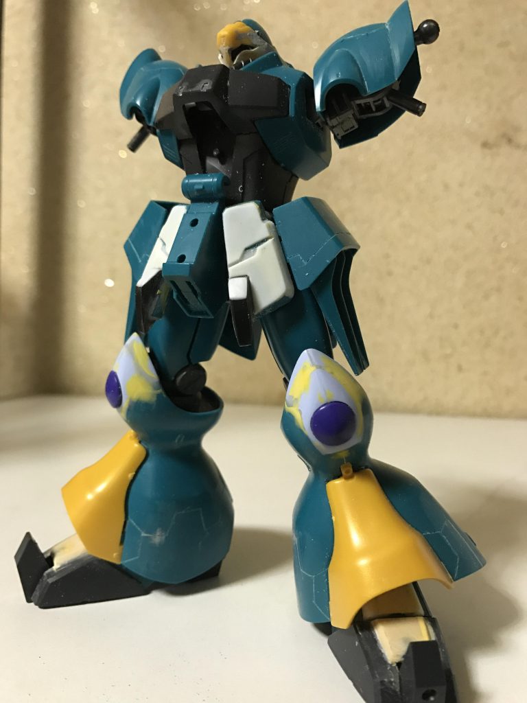 胸アーマーの下に1mmプラ板をカマして、ちょっとだけバストアップ。腰アーマーはジャンクパーツをくっつけたり、プラ板を貼ったりで情報量を増やしてみました♪