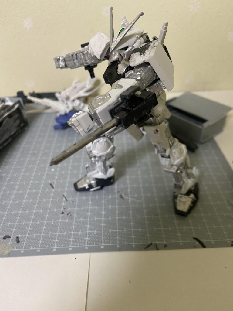 武装解説パイルバンカー、ご存知短射程、高威力の武装ゼロ距離まで近づかなければならないがその威力はモビルスーツの装甲を貫くほどただし一度の戦闘で使えるのは一発限り。