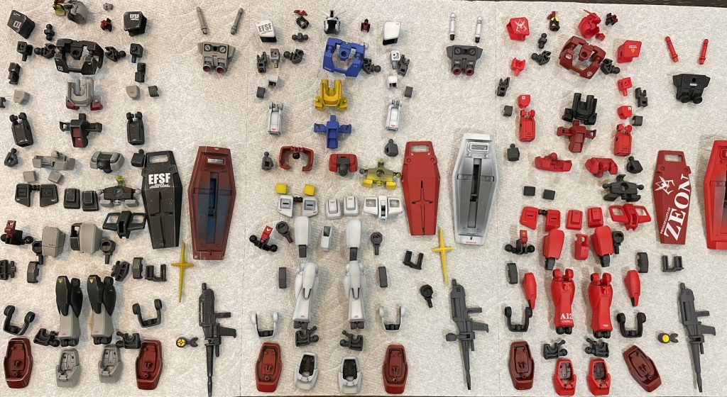 EGの3体同時製作時に、このようにパーツを並べていました。この後、はめ込みが思いのほか固くて、なかなか上手くパーツが組み合わず、各所で色ハゲが起こるとは思ってもいませんでした(涙)。