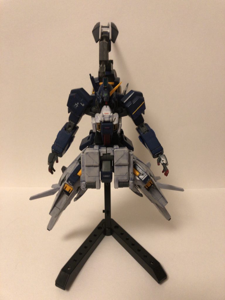 モードチェンジで、フェイスが出てきます。好みでアンテナはアシメになっています。ヘッドはあまり変わっていないように見えますが、目が隠れるようにパテでパーツを加工したり、ほほアーマーを別パーツにしていたり。笑