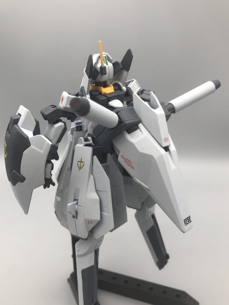 この機体はコンペイトウの秘密ドッグ内に未完成のまま放置されていたガンダムTR-6を第一次ネオ・ジオン抗争終結後に近代化改修し完成させたという設定です。