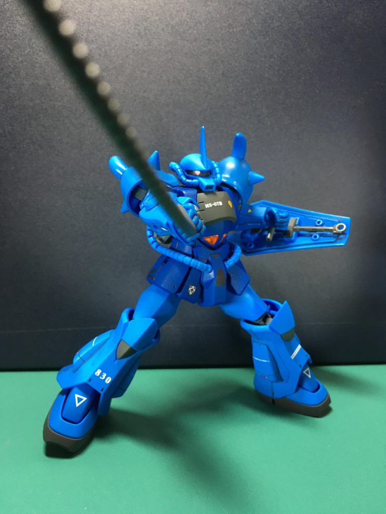 グフの代名詞と言えばやはりヒート・ロッド!軟質素材で曲げられるので自然にしなった状態を再現出来ます。 それにしても鞭を持たせるなんてよく考えついたな。