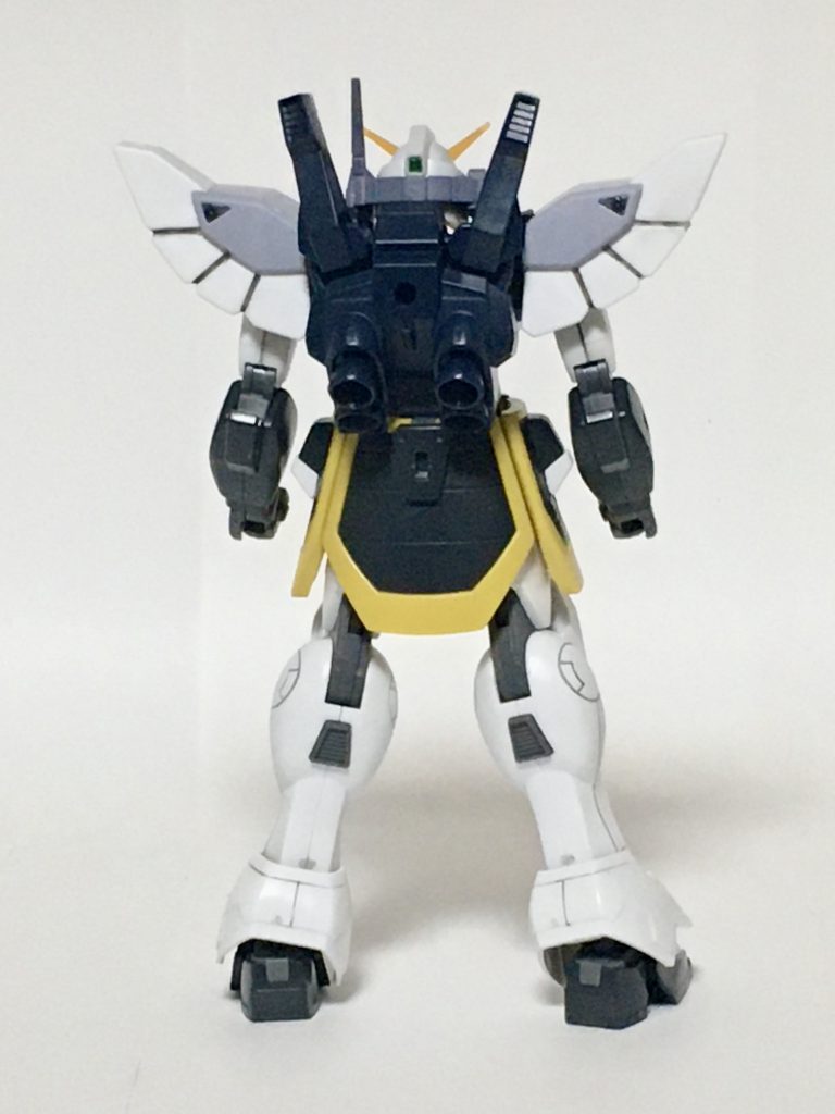 ブレイブハートガンダム、背面。この形態での武装はビームサーベル2本と、バルカンポッドシステム1基のみだが、これは出撃前に本来の武装が他のMk-Ⅱに回されたためであり、この機体が本来の力を取り戻すにはブレイブブースターの完成まで待たなければならなかった。