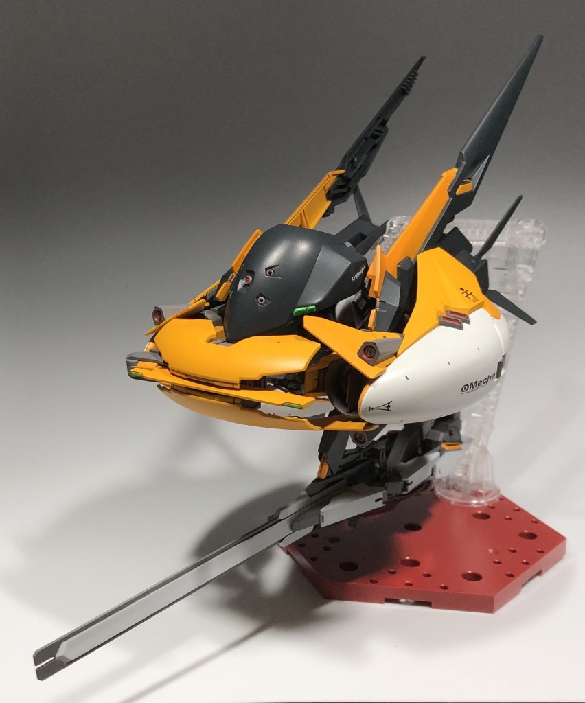 インレ搭載カラーですが、すべて黄色にせずに一部白で塗装しました。変形シーケンスを見てみましょう。