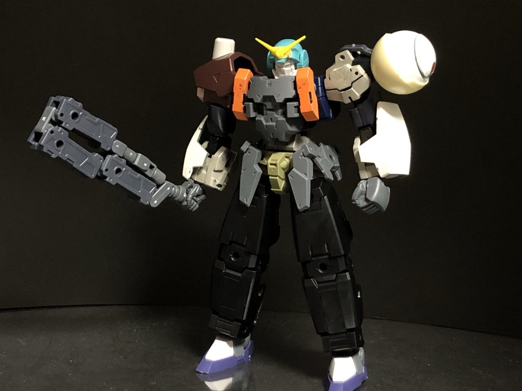 第一形態。当初は棍棒に見立てた武器にハンマーを付けるってイメージだったんですけど、ハンマー展開時がカクカクすぎてやめました。泣