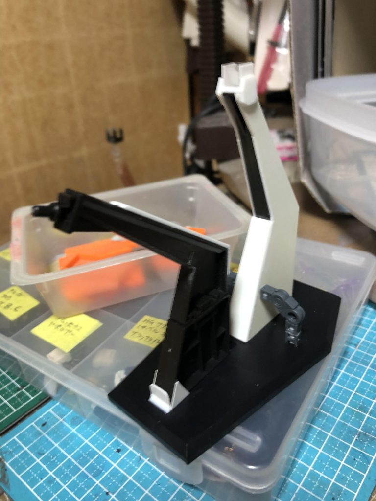 専用の台座製作中、キットの台座は重心高すぎ、強度弱すぎで無理と判断して作りました。接続はクスィーガンダム製作時に使用不可になったアタッチメントを使用しております。