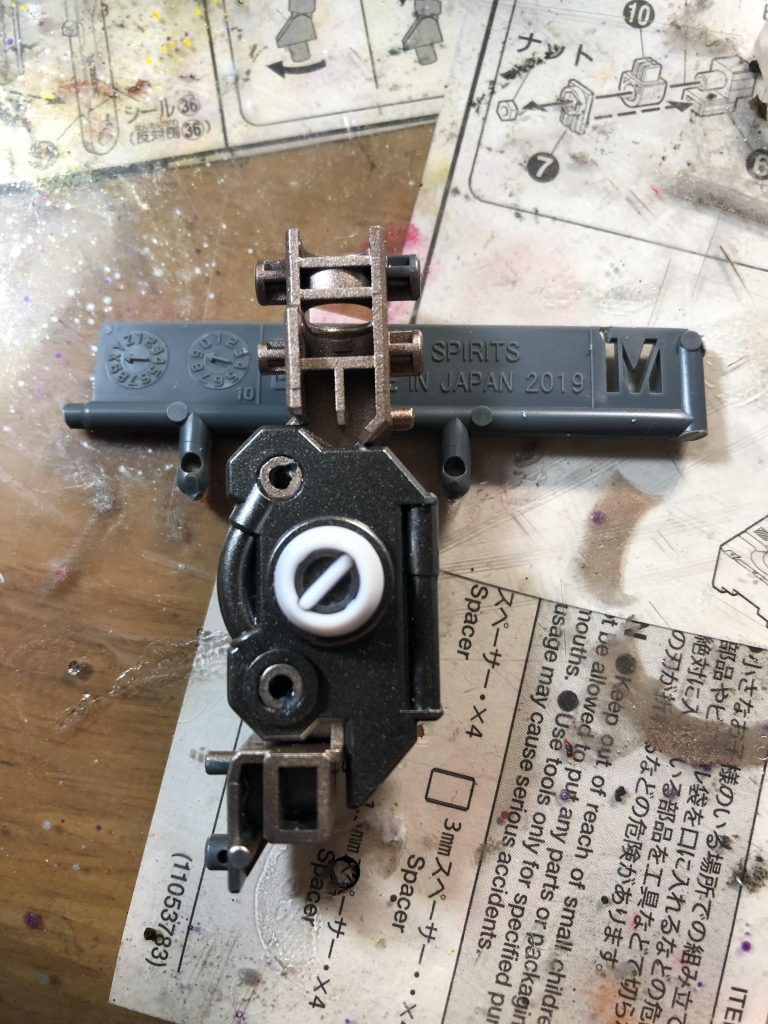 膝関節の可動部が硬すぎて破損寸前だったのでピンを○からC状にリューターで削り、プラのテンションを下げて、緩くしました。全部のピンをマスキングし、穴もマスキングして塗装してもダメ、ミニ四駆のグリスを塗ってもダメ、クレー556を塗っても動かないので苦肉の策です。FFユニットも完成してるのですが、ペーネロペー専用のディスプレイベースを作成中なので完成次第完全体を投稿したいと思います。閲覧ありがとうございました。