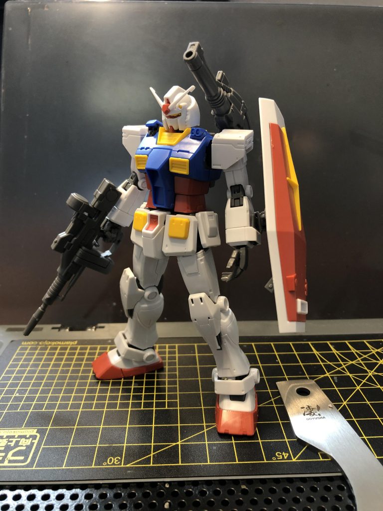 加工前の素組みです組みならがらダボ切りなどをして、どこをカットするかを考えました。この時点でかなり大変そうだと気が付きました…