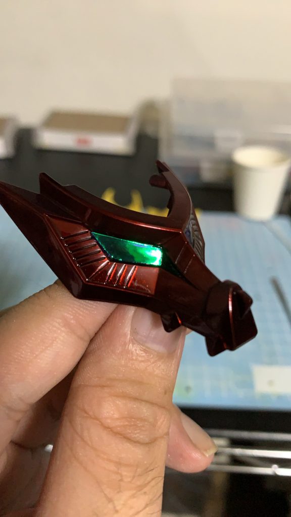 ドラゴンシールドの目を装飾テープで加工しました。最初はエナメル塗料で塗ったのですが全体のバランスと悪く変更しました。