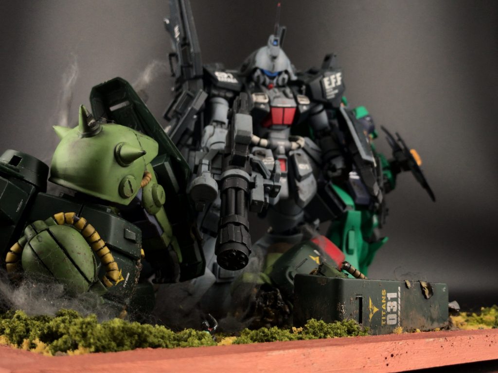 ハイザックのティターンズパイロット側からの視点をイメージした写真。ジオラマとして脚を固定していますが他はそのままなのでドミンゴの頭をティターンズパイロット側に向けることもできます。ハイザックは右肩の関節をネモのビームライフルに撃たれて爆発した設定なので爆発後の黒煙や爆発した胴体の断面がまだ熱を持っている為、湿地帯の水に浸かって水蒸気が出てるようなイメージで煙を配置しました