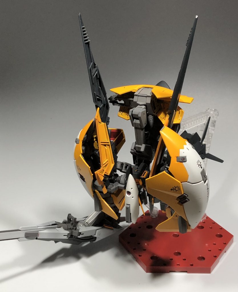 肩部バインダーを90度回転しスタビライザーを前方に移動します。ブースターポットとアンテナヘッドパーツは後方に移動します。