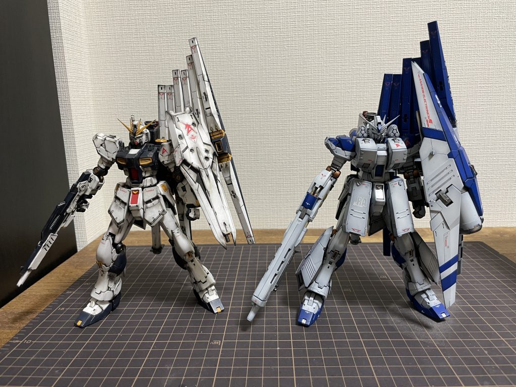 HWSフル装備。左は以前作成したRGνガンダムの成形色ウェザリング仕上げ。