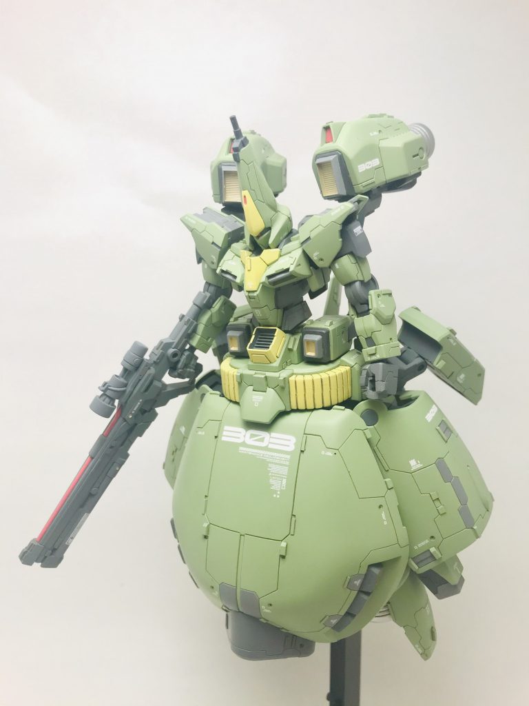 なんとなく00の体にジオの頭を乗っけてみたらえらくカッコよかったのでそこから作り始めました。ジオングとアプサラスの設計思想を受け継いだジオの別プラン。防御力を削ってその分早いジオ。そんな脳内設定です。なので、武器類は盛らずにジオと同じにしました。