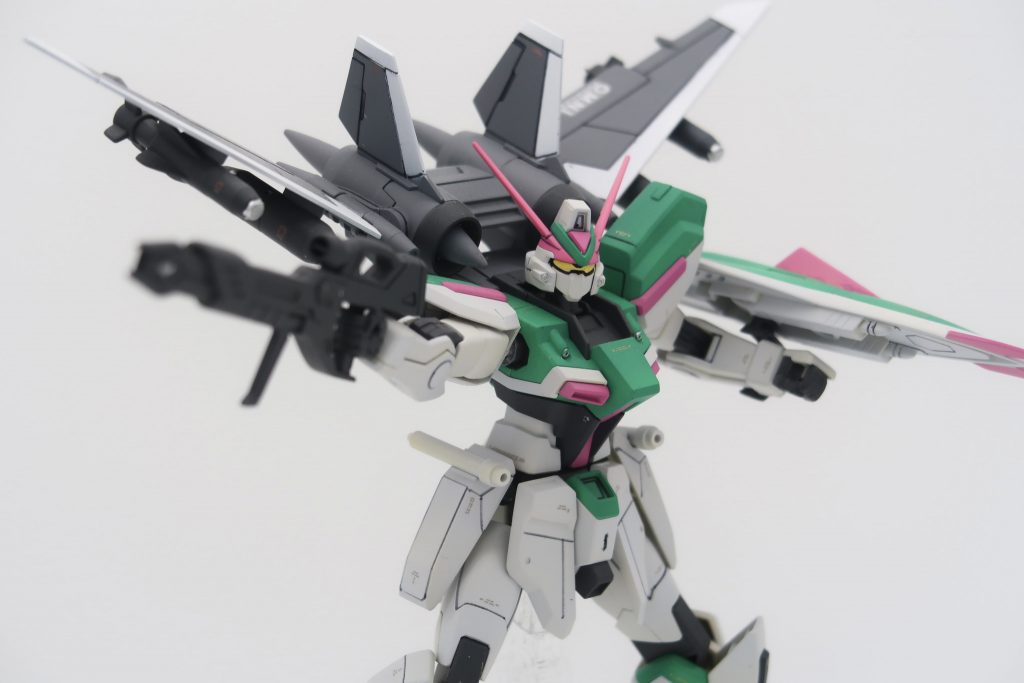 ちょっと近くから。新しいHGなこともあり、作るだけでめちゃめちゃかっこいいですね。自分が昔触ってたHGからは別次元の進化を感じました!ということで1作目は終わりです。