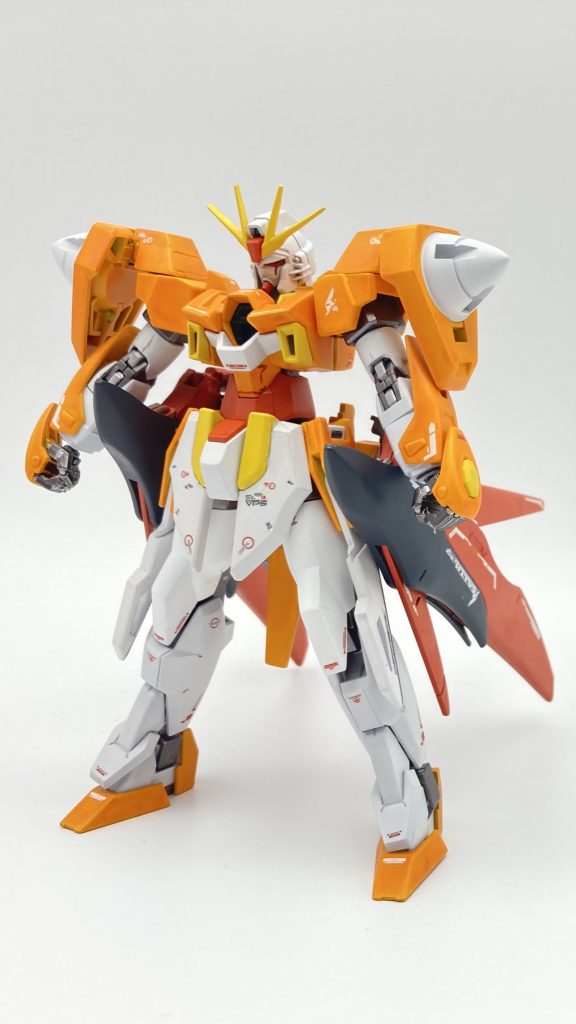 まずは素立ちから腰部に接続されているウイングは、デスティニースカイに倣ってサイドアーマー横に配置しています