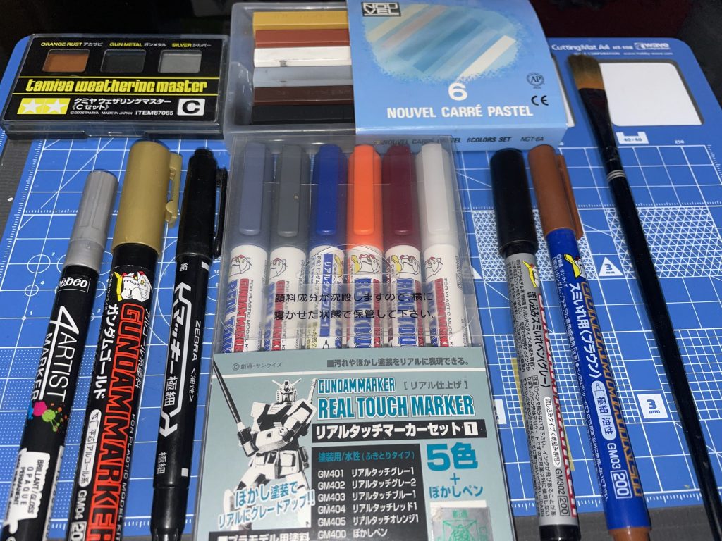 部分塗装やフィルタリング、汚しやエッジ強調に使用した道具です。筆は黒パステルを乗せるために使用してます。 フィルタリングとエッジ強調はお手軽に雰囲気を変えられて良いですね。