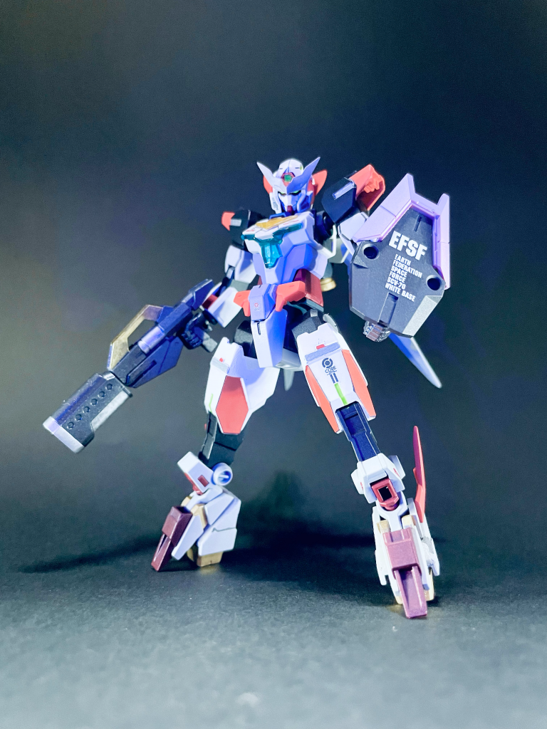 まずはコアガンダムRから。頭部はダークマター。足裏にはバーニアを着けて爪先立ちになるようにしました。ツインアイは蛍光グリーンで塗装しているので、ブラックライトで光ります。