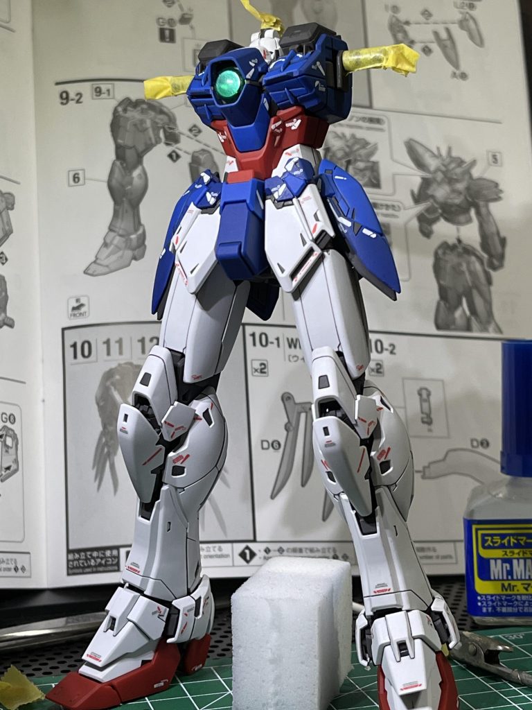 ゼロシステムの丸いクリアパーツは説明書通りのカラーで塗ってます。付属のシールも貼ってます。