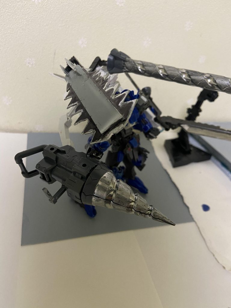 ドリル&チェーンソーAMAにはダイバーの趣味や嗜好が反映されておりこのタイプロマンスは世間一般で言うロマン武器と呼ばれるものが大量に取り付けられている、ドリルはその代表的な武装と言えるだろう、当然だが凄まじい威力を誇るがあてずらい。