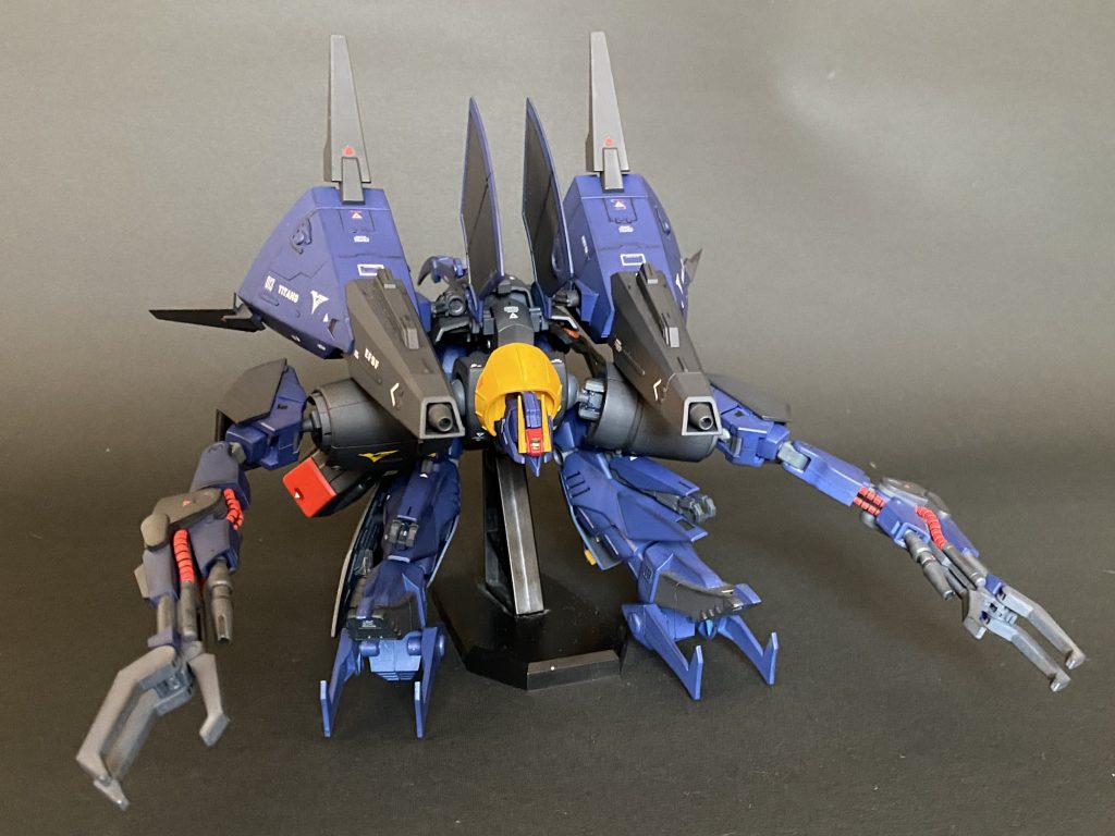 高速戦闘用にモビルアーマー形態もとれる。