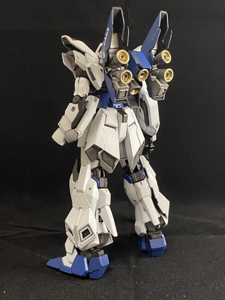 バックショット背中のメインブースター、全身のバーニアが確認できる。