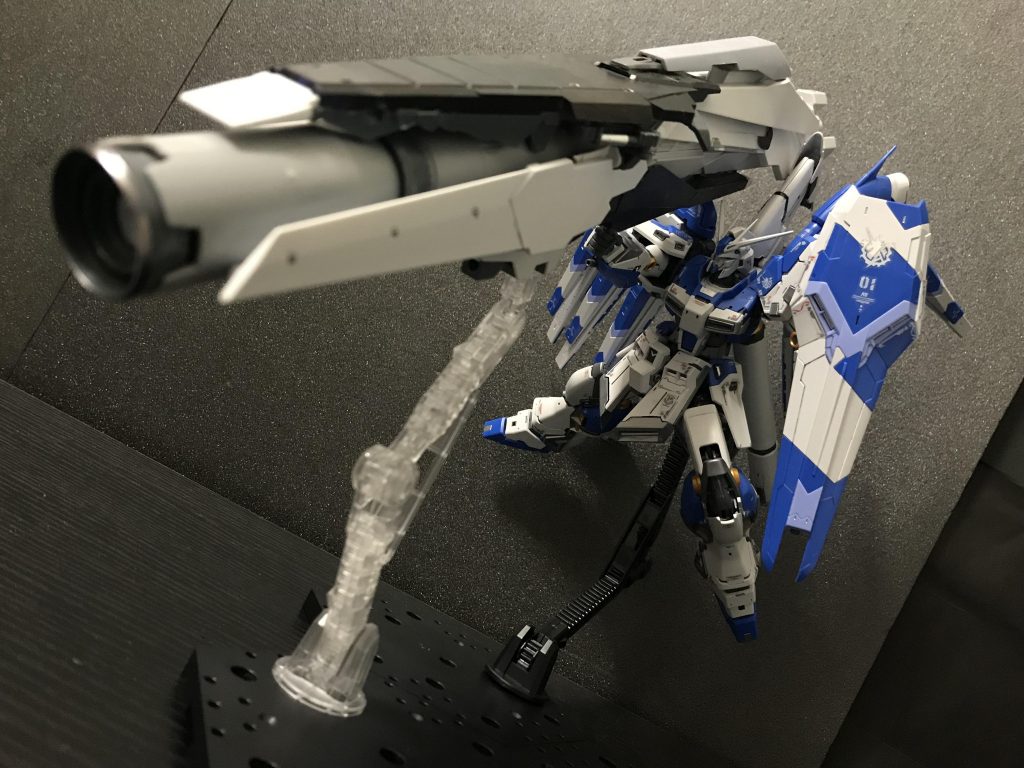 発射!、、、!元はナラティブガンダムA装備のあの長いやつです(ナラティブ要素きた)材料としてはHiνガンダムHWSのシールドとナラティブと、GNアームズをミキシングして作りました♪