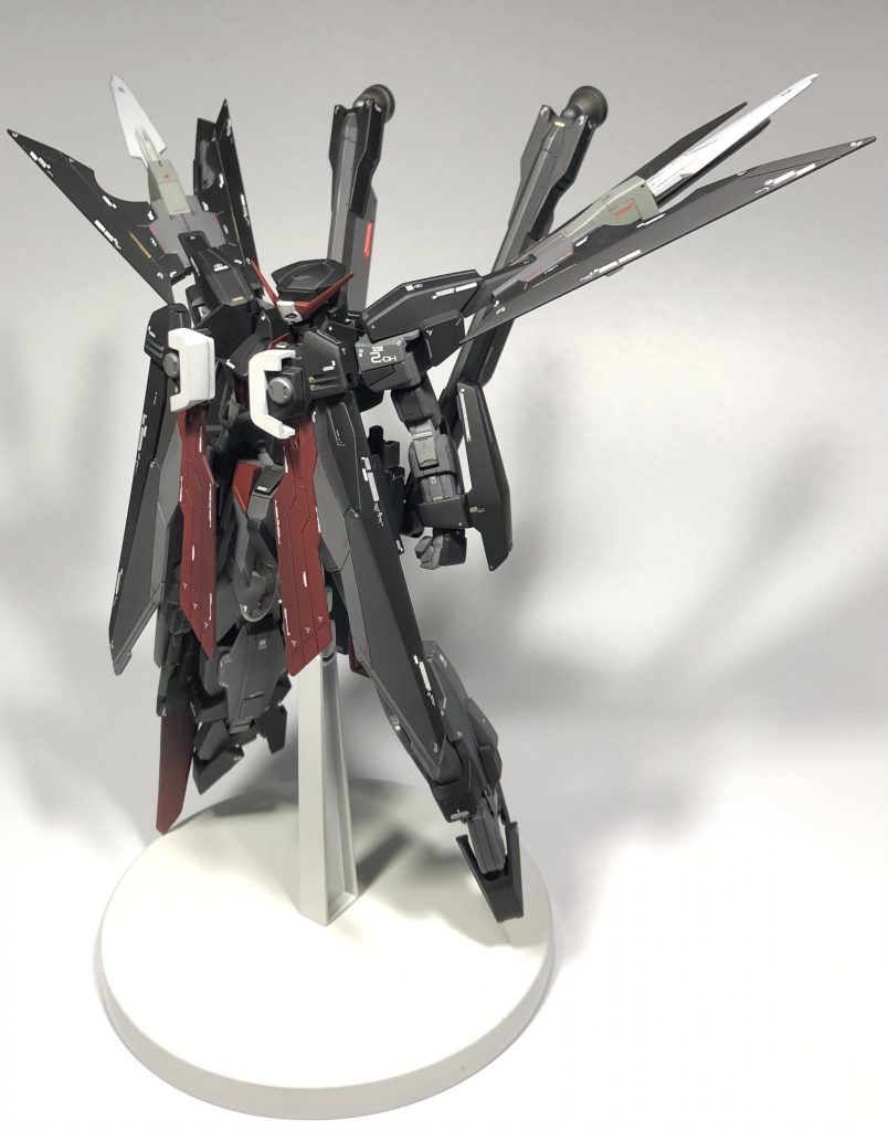 腕の追加装甲は、AGE-FXから拝借。ブレードアンカーは、懐かしのハイコンPro ダブルオーガンダムのGNソードから作りました。