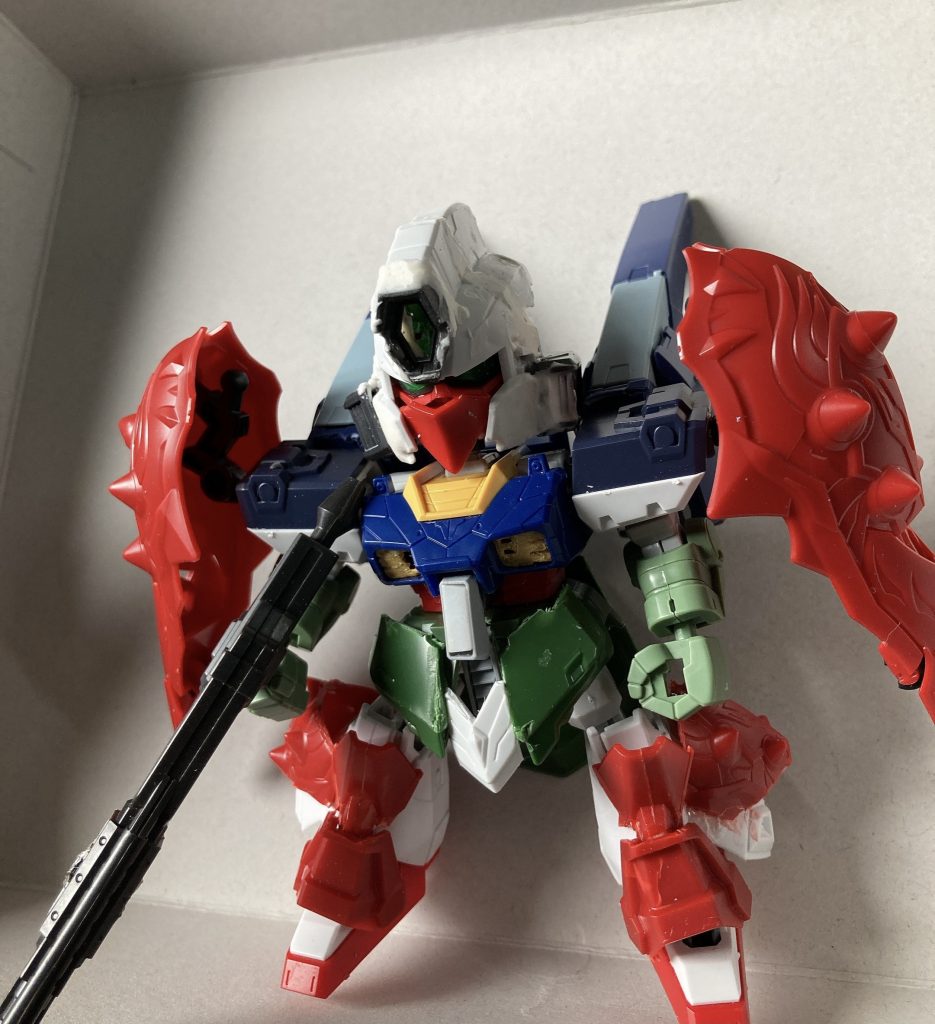 最初期頭:ウィングガンダムゼロをベースにゼータガンダムのパーツを足す。両頬はSD EXサザビーのファンネルコンテナ腕: クロスボーンの肩、ザクの腕、貂蝉キュベレイのバインダー脚:ゼータガンダムにサザビーのパーツを足す背中:ライトニングバックウェポンシステムマークII