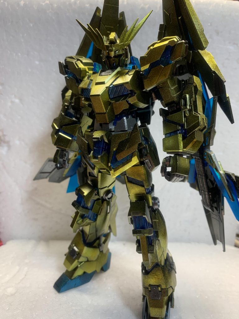 素立ちでも画になるのがこの機体の魅力ですね。青のサイコフレームが本当に美しいです。