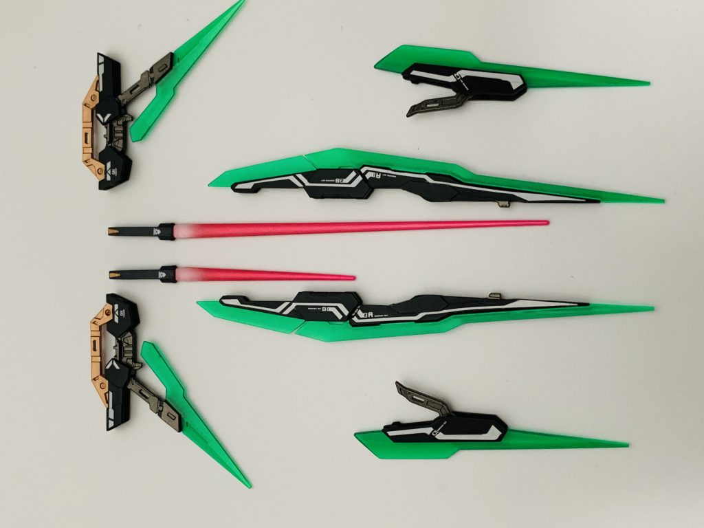 自分の設定では各種ビットはなくてファング設定です!ファングはアーム稼働によって形態変更が可能でGN シールドモードGN クロー、バスターモード高速飛行モードに変形が可能です!ファングは射出してオールレンジ攻撃も出来ます 武装はGNファング×6GNビームサーベルファング×2GNベイオネット×2となります!設定ではクアンタの武装データを元に強化、改修をしたものになっています!