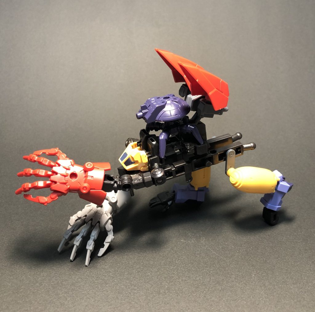 一応、単座のコクピットはありますが、実際はロイロイのAIなしに、機動的には動かせないという設定。