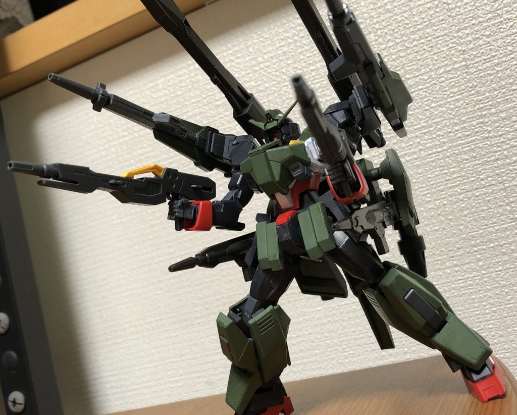 AGE-1グランサに様々な武器を装備をしてフルアーマーっぽく改造しました。フラウロスのレールガンとダブルバレットのツインドッズライフルの存在感が凄いです。