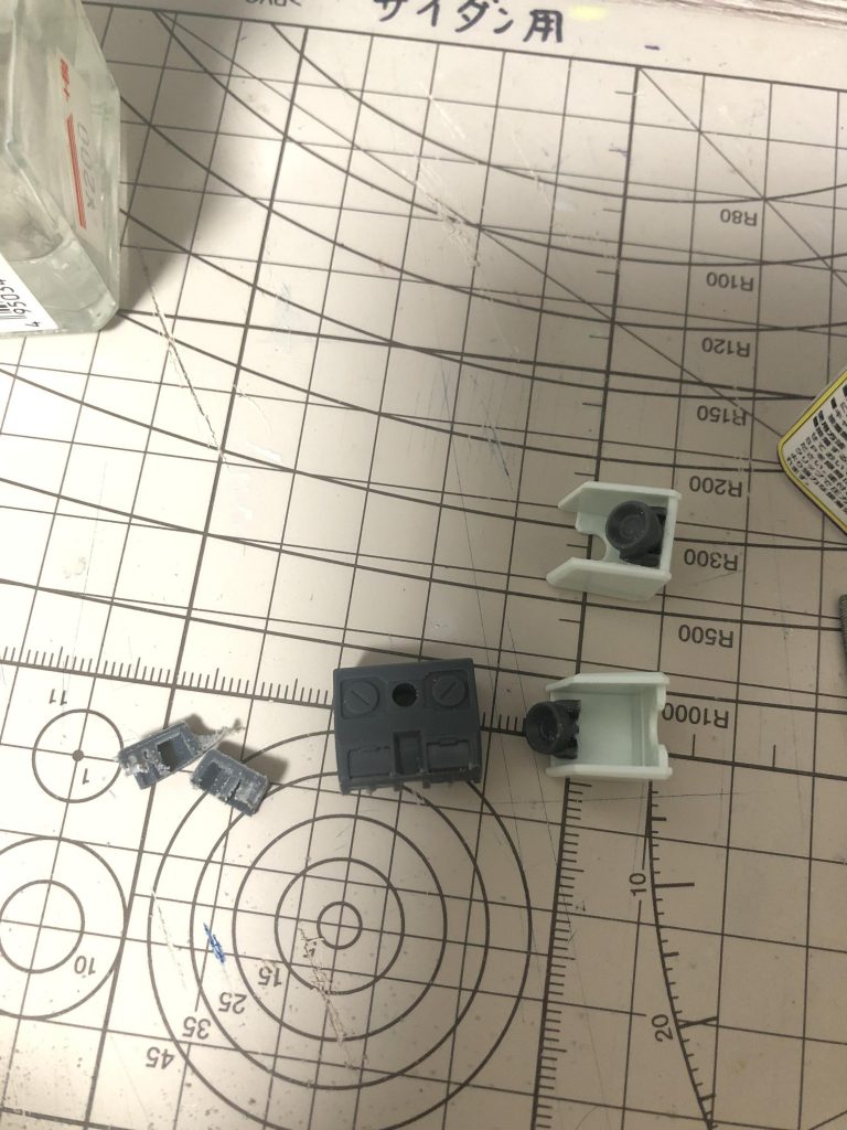 バーニアのデザインがいまいちだったので、思い切って切断し、肩に移設しました。バックパックは後々のカスタマイズ？も視野に入れて拡張しやすいようにシンプルに。(背部は小型スラスターだが小回りが利きやすく、肩部に移設したバーニアで緊急回避する為、そこまで支障はないと言う設定で許してください汗)