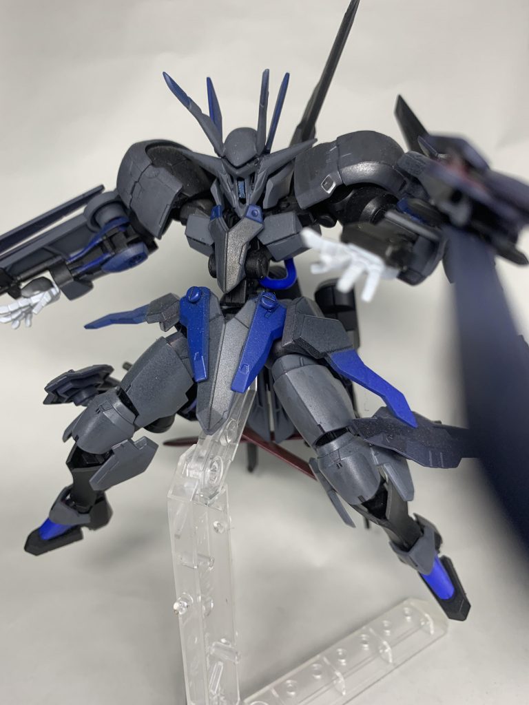武装はヴァルキュリアシールド改×2ヴァルキュリアブレード×4バインダーソード×2ブリューゲルシュベルト×2脚部スラスターにより高機動化相手の懐に入り近接戦闘を行う基本武装は破損したらパージする