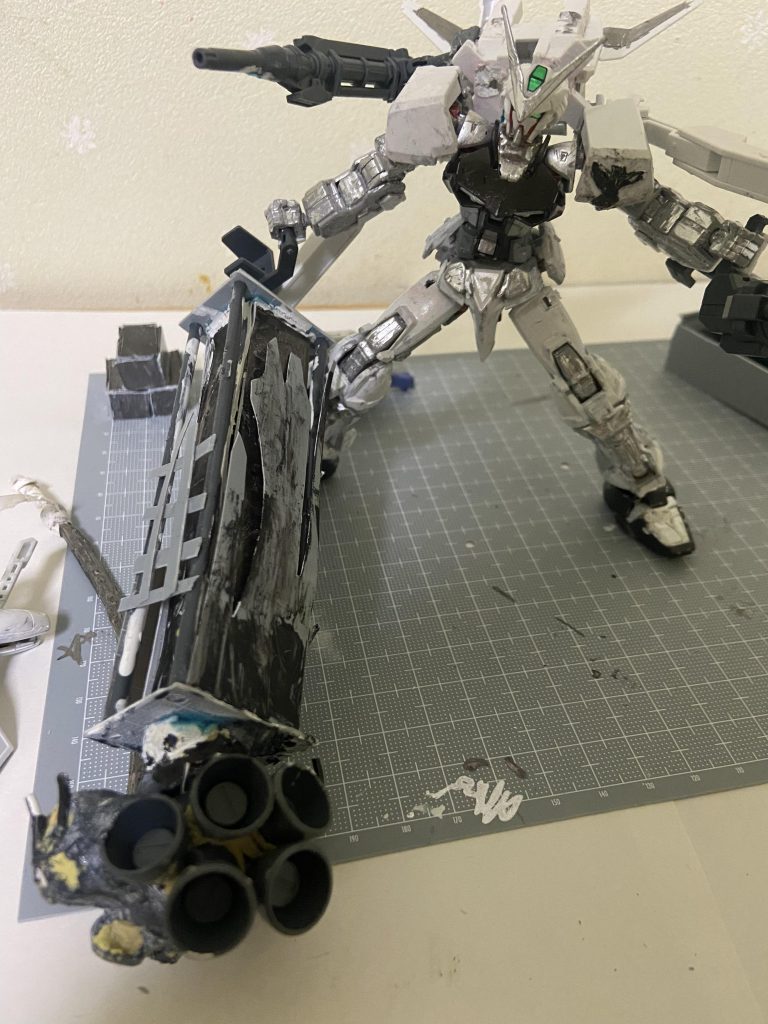 オーバードユニットアストレイのフライトユニットを独自改良したバックパックユニット、その最大の特徴はモビルスーツよりも巨大な武装マスブレードである、これは本来モビルスーツへの搭載を想定されていなかったものを無理やり搭載した武装、その威力はまさに規格外で、当たりさえすればほぼ一撃で相手を撃破できる・・・・当たりさえすれば、ちなみに見た目はブースターがついた柱のような者