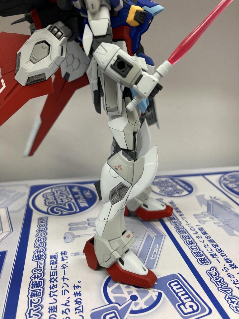 脚や腕を白だけでなく灰色も入れてみました。