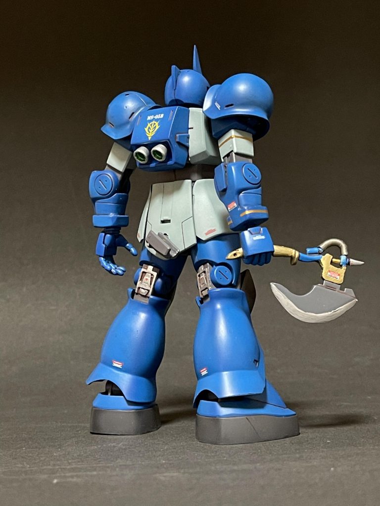 前腕部はプラ板とエポパテで形状変更し、膝裏にプラ板とコトブキパーツでディテールを追加しました。