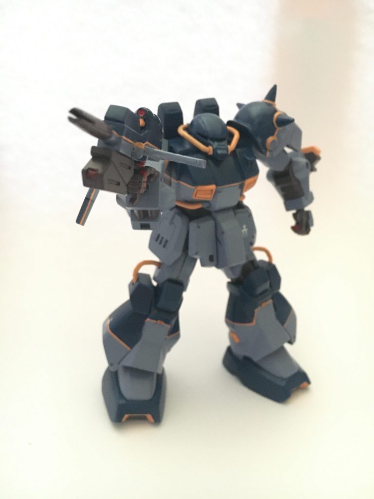 T3部隊カラーの特徴である2種のブルーとイエローのラインを塗装で再現しつつ、形状も全身に渡り変更しています。可動域はただでさえ狭いのに改造によりほぼ無くなっています。フォアグリップも可動式にしたのに持てません…