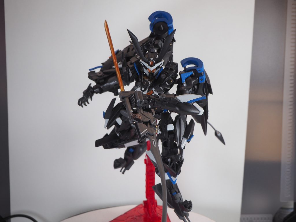 武装1:GN蒼天仁心スサノオの時装備していた。不知火、雲龍を常時連結されている武装。折れた方の刃は強化ビームサーベルとなっており持ち方によって刃の出る向き、出力など自由に切り替えることが可能になっている。又、GNドライヴを直接左肩に接続してある為、前までのエネルギーケーブルでの供給と比べ、エネルギーの逆流などの心配がなくなっている。