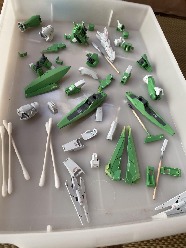 デカール貼り終え後 マスキングしてる所は予め艶ありのトップコートをしてありこの後艶消しを吹くのでマスキングしっぱなしでデカール貼りをしてます。