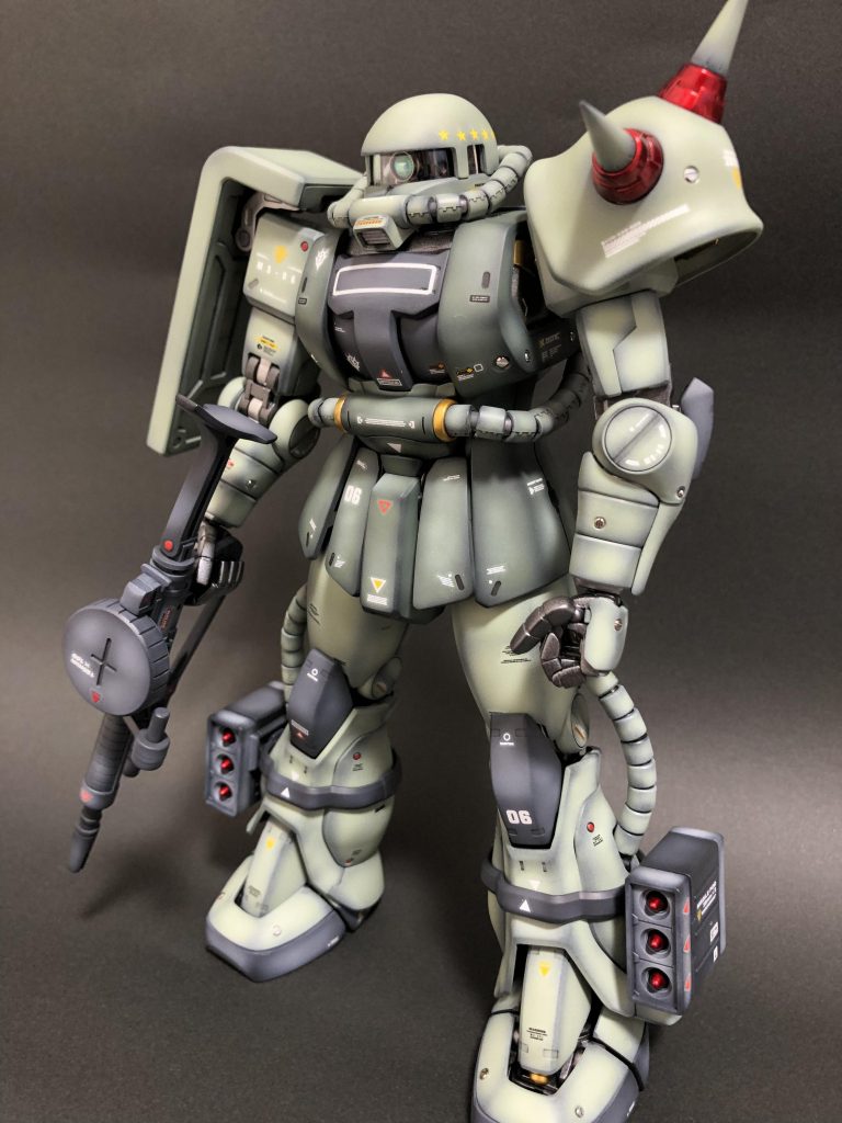 黒立ち上げのグラデーション、ハイライト塗装です✨グリーンカラーはガンダムカラーを使用してホワイトを混ぜて調色をして吹いています。オリジナリティを出す為にスパイクはビルダーパーツに変更し、基部はキャンディー塗装にしてアクセントにしました✨